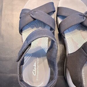 Clarks Black Cloudsteppers Women's Cross-Strap Sandals